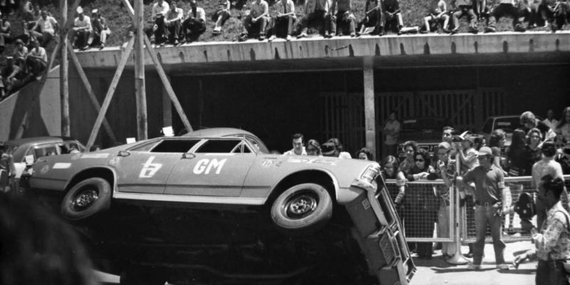 Euclides Pinheiro e suas acrobacias com o Chevrolet Opala